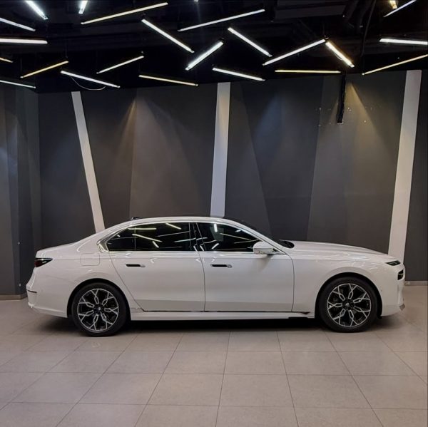 BMW 740i, 2023 - Image 2